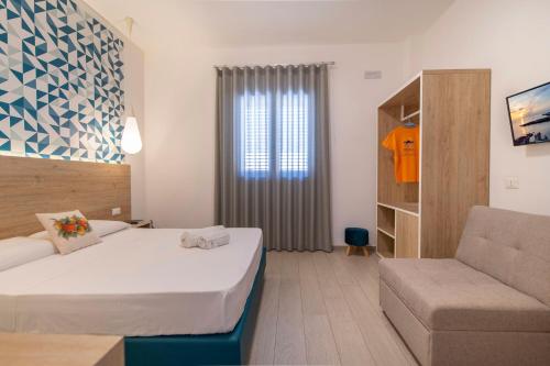 a hotel room with a bed and a couch at Terra d'amare in Castelluzzo