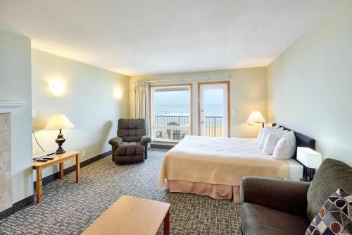 ein Hotelzimmer mit Bett und Balkon in der Unterkunft Stunning Oceanfront Suite - Full Kitchen - Heated Indoor Pool & Hot Tub in Lincoln City