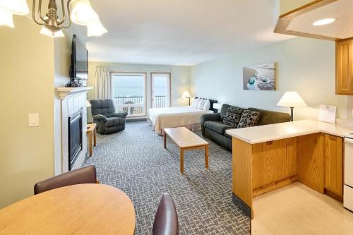 ein Wohnzimmer mit einem Sofa und einem Bett in einem Zimmer in der Unterkunft Stunning Oceanfront Suite - Full Kitchen - Heated Indoor Pool & Hot Tub in Lincoln City