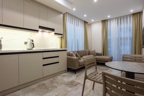 Dapur atau dapur kecil di Loovox Suites
