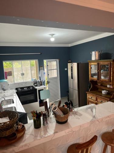 Η κουζίνα ή μικρή κουζίνα στο Casa terréa Azul da Ilha 550m da praia