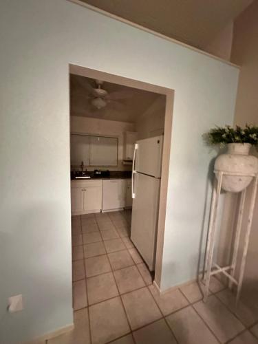 Una cocina o zona de cocina en Furnished canal private home
