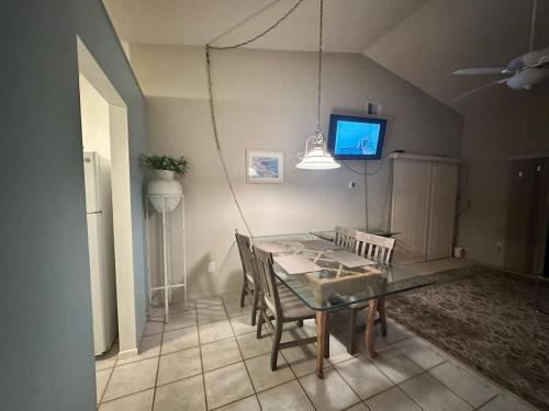 Una televisión o centro de entretenimiento en Furnished canal private home