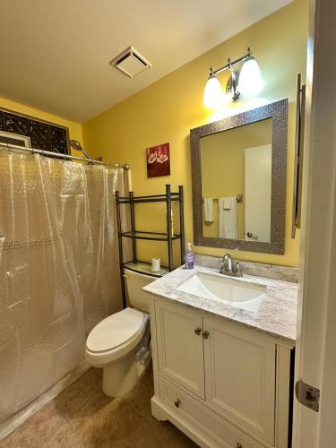 Un baño de Furnished canal private home