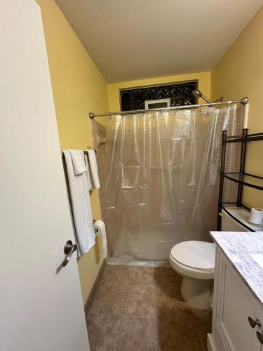 Un baño de Furnished canal private home