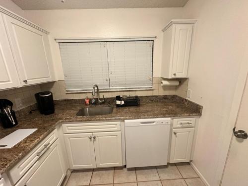 Una cocina o zona de cocina en Furnished canal private home