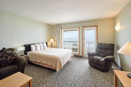 ein Hotelzimmer mit Bett und Balkon in der Unterkunft Top-Floor Deluxe Suite With Ocean View - Sleeps Six in Lincoln City