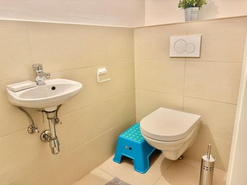 a bathroom with a toilet and a sink at 80 m2 Rooftop Apartment with Balcony & Free Parking in Gerasdorf bei Wien