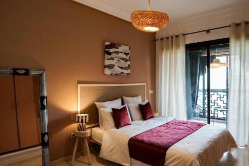 マラケシュにあるPeaceful 2BR Oasis with Pool Tennis AC - Palmeraieの大きなベッドとシャンデリアのある寝室
