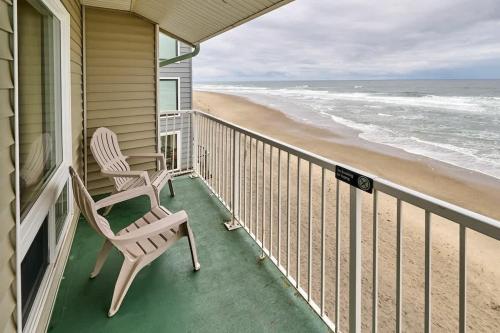 ein Balkon eines Hauses mit zwei Stühlen und dem Strand in der Unterkunft Stunning Top Floor Corner Suite for 6 Beautiful Ocean Views & Easy Beach Access in Lincoln City