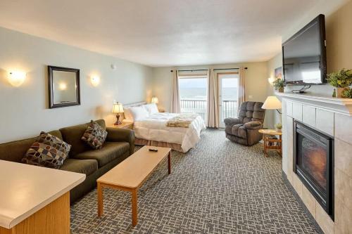 ein Hotelzimmer mit einem Bett und einem Wohnzimmer in der Unterkunft Stunning Top Floor Corner Suite for 6 Beautiful Ocean Views & Easy Beach Access in Lincoln City