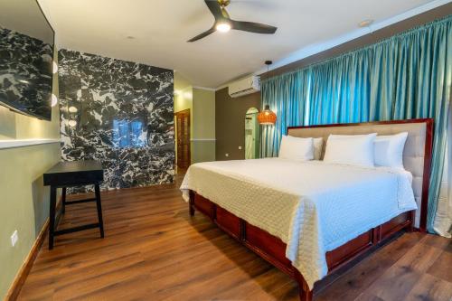 Voodi või voodid majutusasutuse Travellers Beach Resort toas
