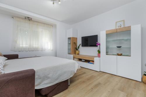 Apartments with parking space Omis - 5988