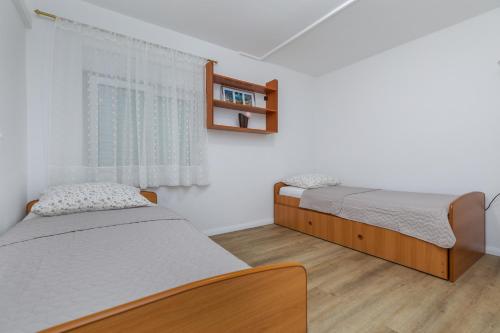 Apartments with parking space Omis - 5988