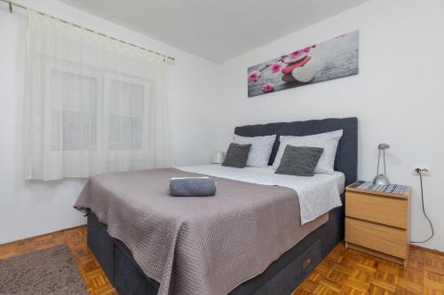 Apartments with parking space Omis - 5988