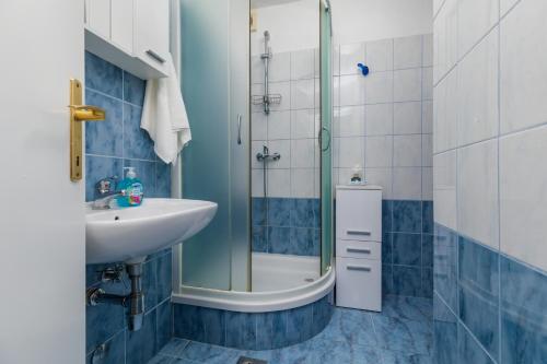 Apartments with parking space Omis - 5988