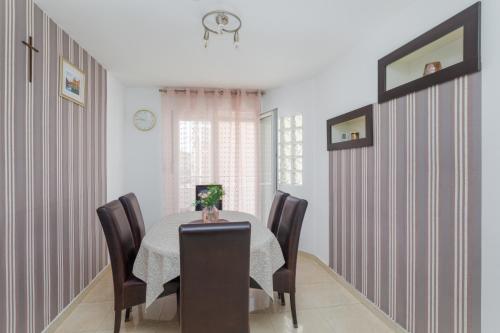 Apartments with parking space Omis - 5988