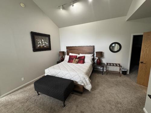 Ένα ή περισσότερα κρεβάτια σε δωμάτιο στο Provo Canyon Mountain Home