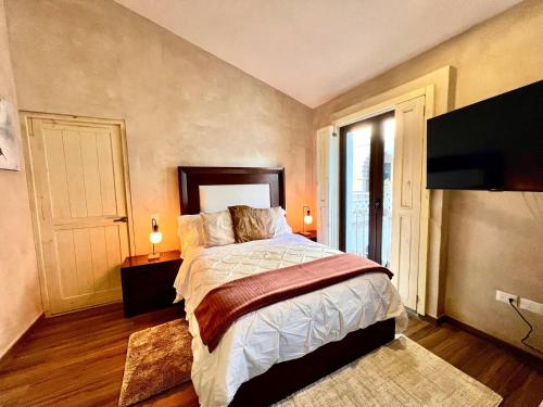 una camera da letto con un letto grande e una finestra di Aida en ValQuirico a Santeagueda