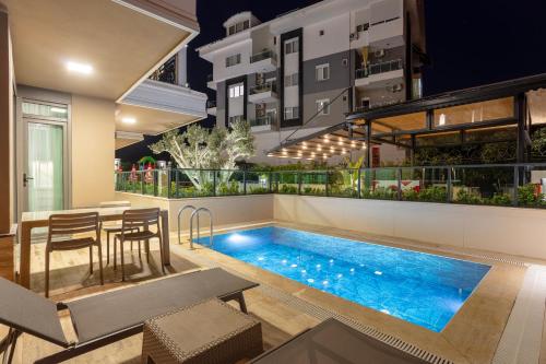 Kolam renang di atau dekat dengan Loovox Suites
