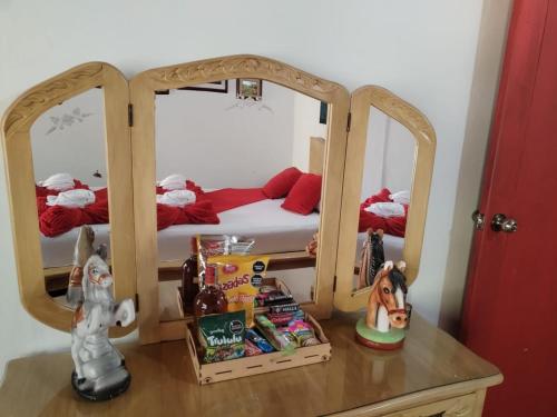 a small childs bedroom with a bed in a mirror at Libélula finca-hotel in Concepción