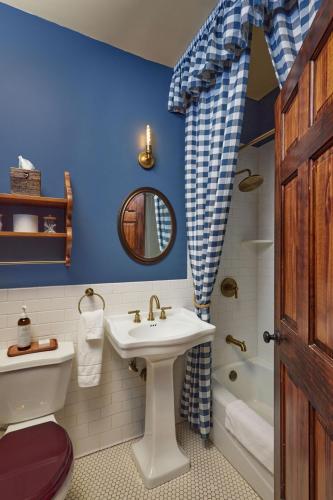 a bathroom with a sink and a toilet and a tub at Six Bells Countryside Inn in Rosendale