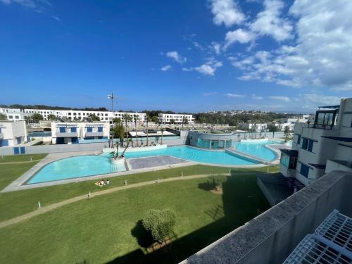 Bazén v ubytování Modern Pool-View Luxury Flat nebo v jeho okolí