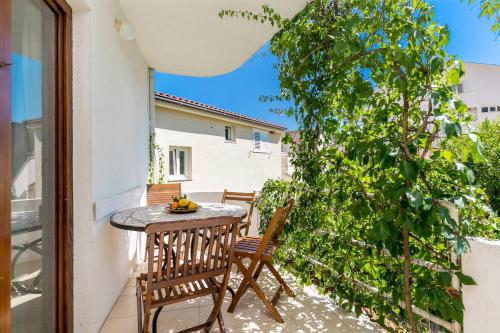 Apartments by the sea Igrane, Makarska - 24626