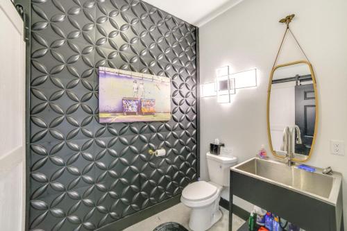 Bilik mandi di Walk to Waterfront Michigan Retreat with Game Room