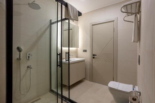 Bilik mandi di Loovox Suites