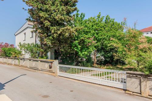 Apartments with parking space Vir - 24740