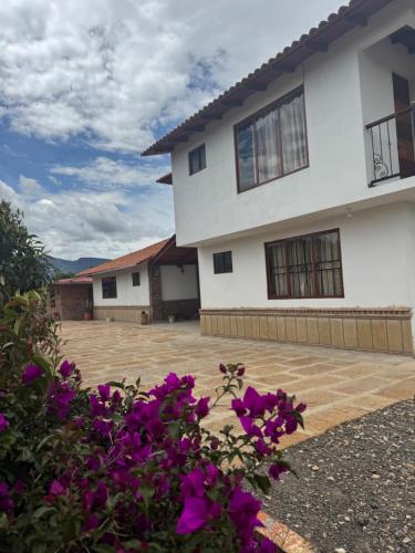 El edificio en el que está la casa vacacional