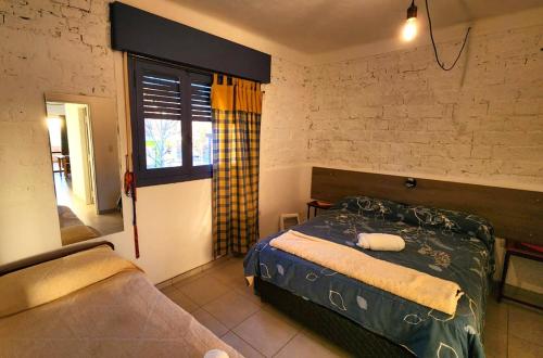een slaapkamer met een bed en een raam bij Apartamento 5 in Crespo