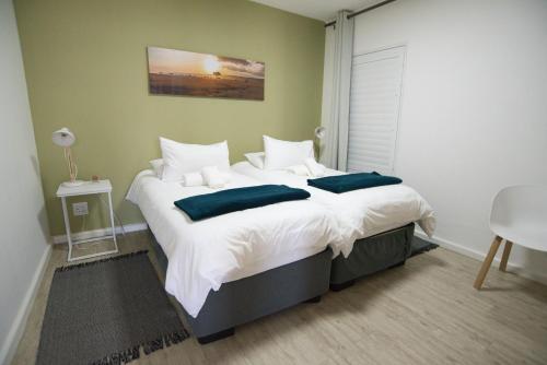 Ένα ή περισσότερα κρεβάτια σε δωμάτιο στο Sleek Retro Modern Apartment City Centre