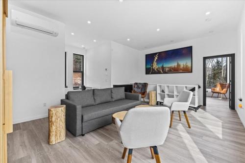 Posezení v ubytování Luxe 4BR with Infrared Saun, Near Slopes and Downtown