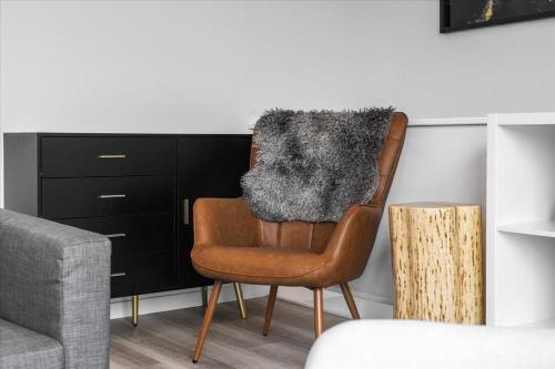 Posezení v ubytování Luxe 4BR with Infrared Saun, Near Slopes and Downtown