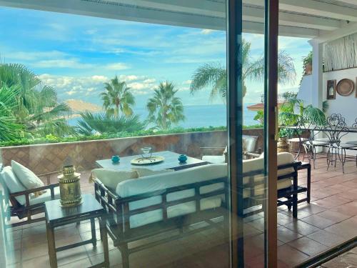 una camera con balcone con vista sull'oceano di VILLA LOU TAORMINA Private Villa with Panoramic Sea View Pool a Taormina