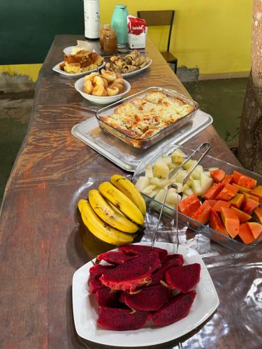 a table with many different types of fruits and vegetables at Quintal De Minas in Delfinópolis