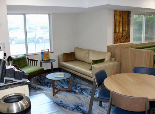 Ruang duduk di Fairfield Inn Boise Airport