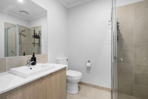 Bilik mandi di Inviting 3BR Armstrong Creek Escape