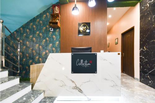 a lobby with a counter with a sign on it at Hotel O M H Club And Resorts in Rānchī