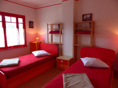 une petite chambre avec deux lits et une fenêtre dans l'établissement Maison de bourg cosy avec jardin clos, proche Le Pal, tout confort pour 10 pers., draps inclus - FR-1-489-109, à Dompierre-sur-Besbre