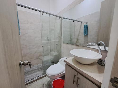 a bathroom with a toilet and a sink and a shower at Vacaciones Inolvidables in Coveñas
