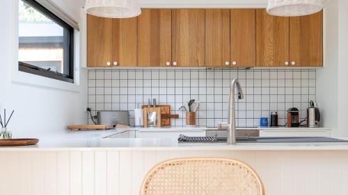 una cocina con fregadero y encimera en Lomond House, en Balnarring