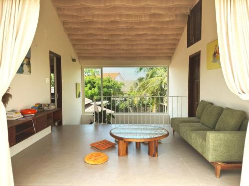 Χώρος καθιστικού στο Riverside Villa with Garden