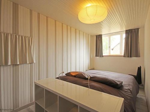 - une chambre avec un lit, un bureau et une fenêtre dans l'établissement Maison de charme avec jardin et WIFI en Normandie - FR-1-497-238, à Saint-Siméon