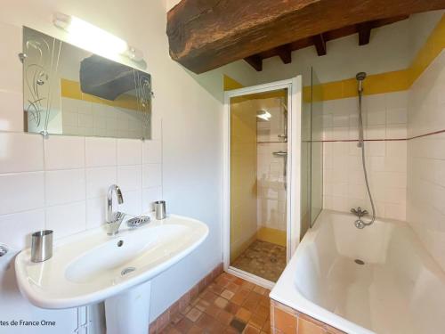 une salle de bain avec un lavabo et une baignoire dans l'établissement Maison de charme avec jardin et WIFI en Normandie - FR-1-497-238, à Saint-Siméon