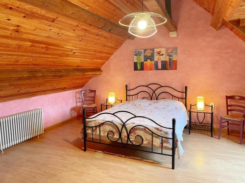 Ένα ή περισσότερα κρεβάτια σε δωμάτιο στο Gîte de caractère près des Châteaux, animaux admis - FR-1-491-440