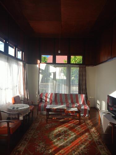 a living room with a couch and a rug at Homestay Pisang in Bukittinggi