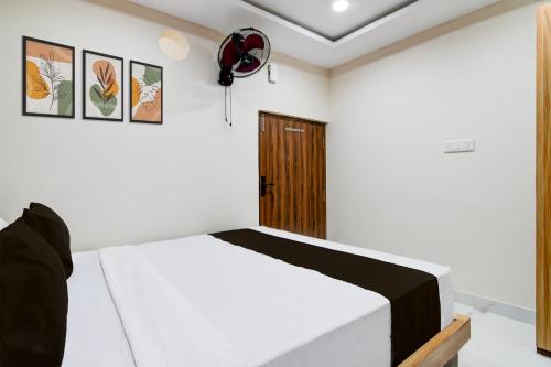 Una cama o camas en una habitación de Hotel O AB Residency